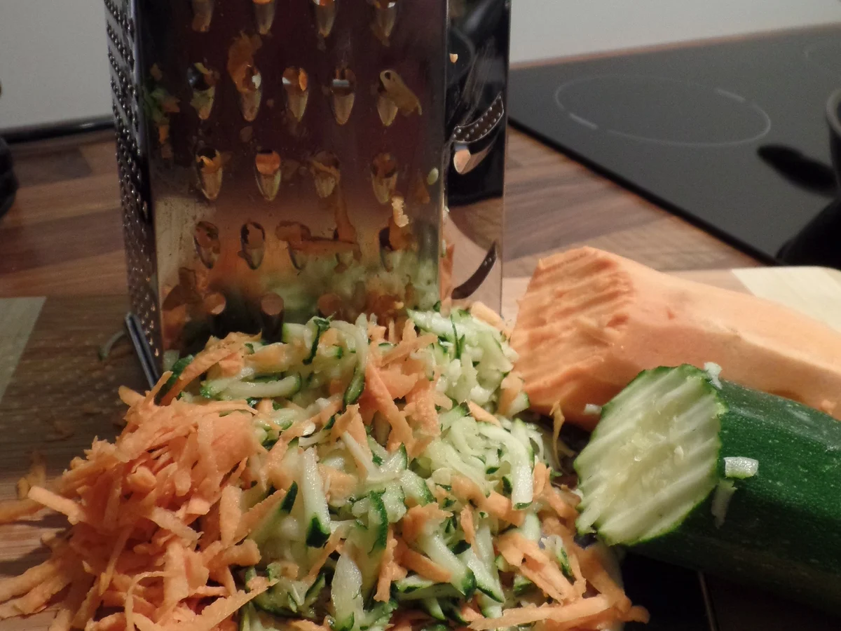 Zucchini-Süßkartoffel-Puffer  mit Saure-Sahne-Koriander -Dip - Rezept - Bild Nr. 3