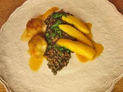 Rezept: Linsensalat mit scharf marinierter Mango und frittierten Ziegenkäsebällchen Linsensalat mit scharf marinierter Mango und frittierten Ziegenkäsebällchen - Rezept