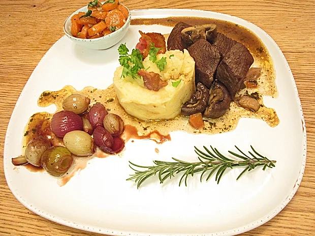 Rezept: Boeuf Bourguignon mit würzigem Sellerie Kartoffelpüree Boeuf Bourguignon mit würzigem Sellerie Kartoffelpüree - Rezept