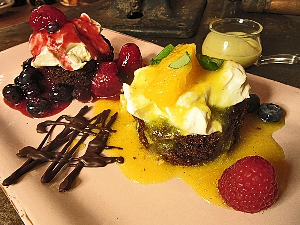 Rezept: Kalte Schokoküchlein mit Mascarponecrème und zweierlei lauwarmen Fruchthighlights Kalte Schokoküchlein mit Mascarponecrème und zweierlei lauwarmen Fruchthighlights - Rezept