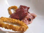 Rote Bete Maultauschen mit Salsiccia Füllung auf Birnen Chutney mit krossen Zwiebelringen - Rezept