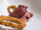 Rote Bete Maultauschen mit Salsiccia Füllung auf Birnen Chutney mit krossen Zwiebelringen - Rezept