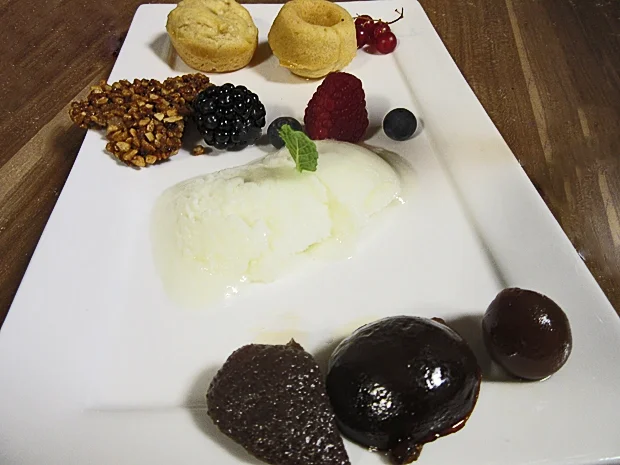 Rezept: Getränkte Babas mit Rumtopffrüchten, Zimtkrokant und Frischkäse Minz Eis Getränkte Babas mit Rumtopffrüchten, Zimtkrokant und Frischkäse Minz Eis - Rezept