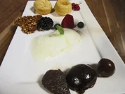 Getränkte Babas mit Rumtopffrüchten, Zimtkrokant und Frischkäse Minz Eis - Rezept