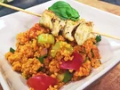 Couscous Salat mit einem Hähnchenbrust Spieß - Rezept