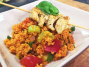 Couscous Salat mit einem Hähnchenbrust Spieß - Rezept