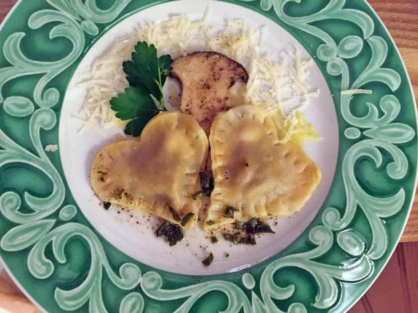 Hausgemachte Ravioli mit Steinpilz-Ricotta-Füllung in Salbeibutter ...