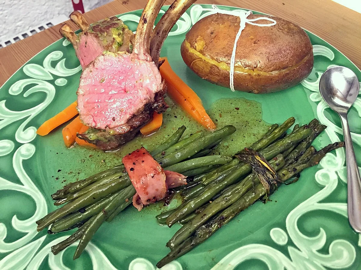 Lammkarree an mediterranen Bohnen und Tompinambur-Schwarzwurzel-Sellerie-Püree - Rezept