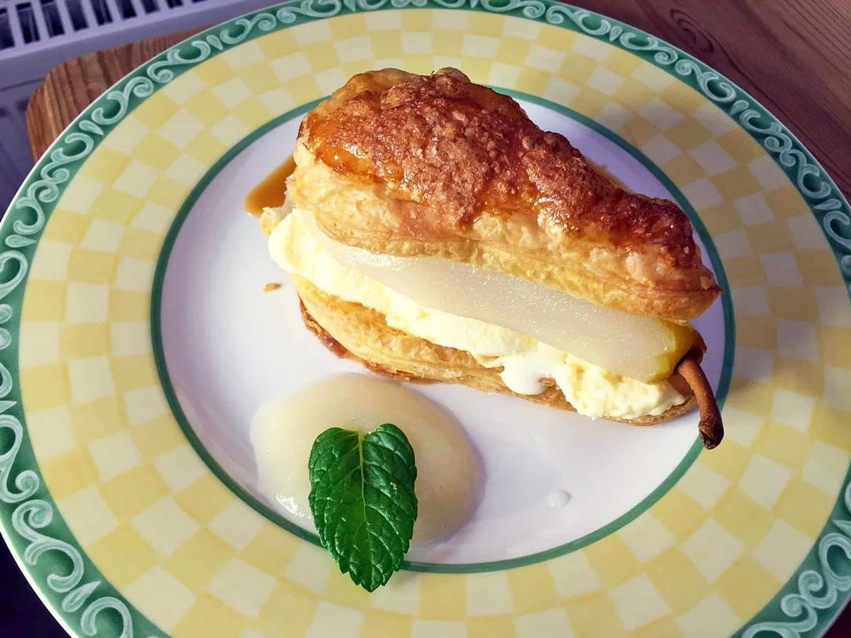 Rezept: Birne in Krokant-Blätterteig mit Karamellsoße Birne in Krokant-Blätterteig mit Karamellsoße - Rezept