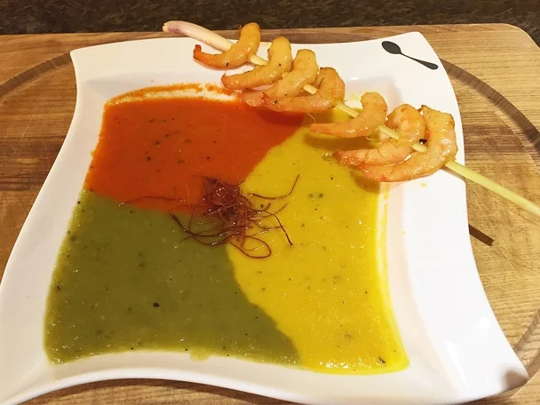 Dreifarbige Gemüsesuppe mit Garnelen - Rezept