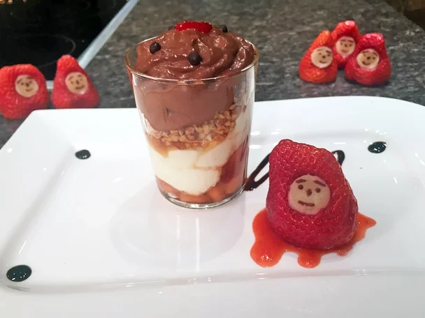 Weiße Schokoladenmousse mit Erdbeeren - Rezept