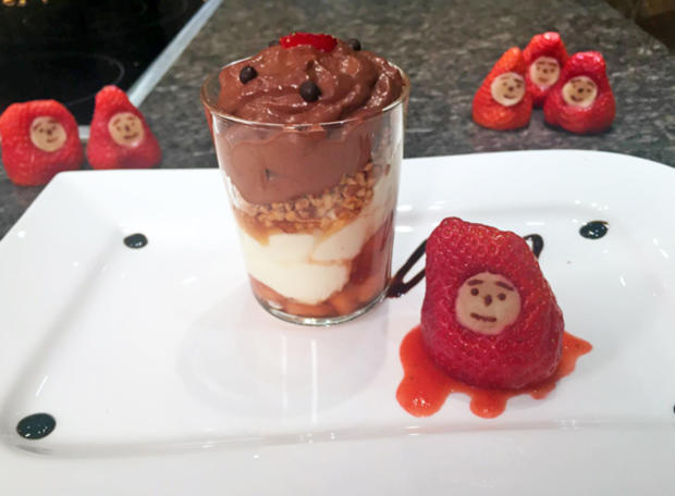 Weiße Schokoladenmousse mit Erdbeeren - Rezept - kochbar.de