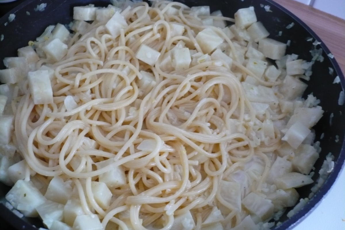 Spaghetti mit Zitronen - Sellerie - Rahmsoße - Rezept - Bild Nr. 6