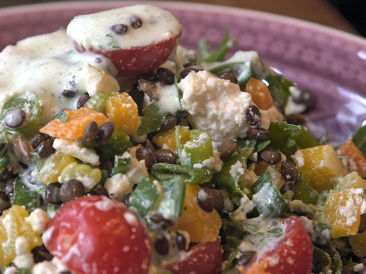 Kunterbunter Linsensalat mit Bärlauch-Joghurt-Dressing - Rezept