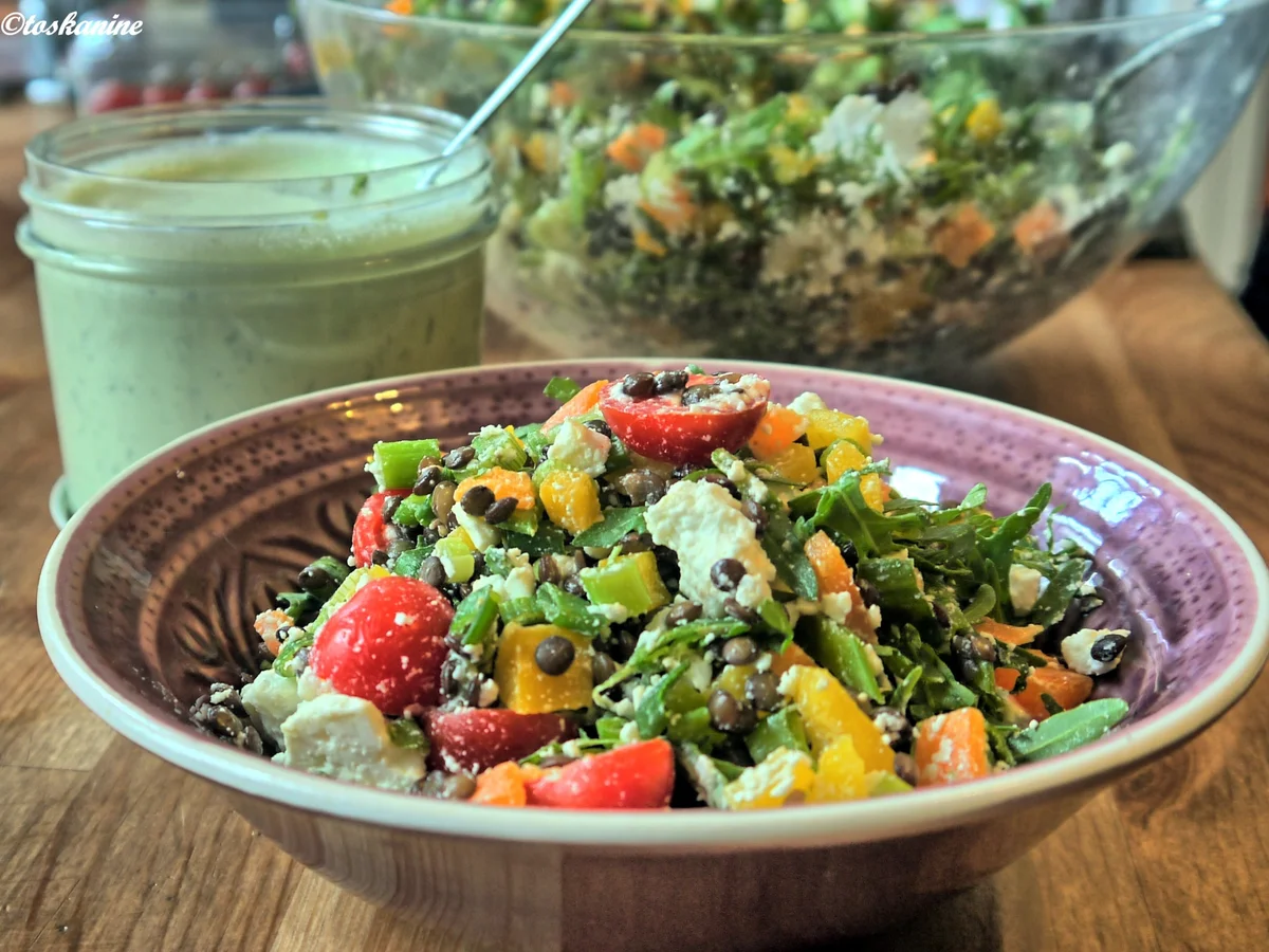 Kunterbunter Linsensalat mit Bärlauch-Joghurt-Dressing - Rezept - Bild Nr. 2