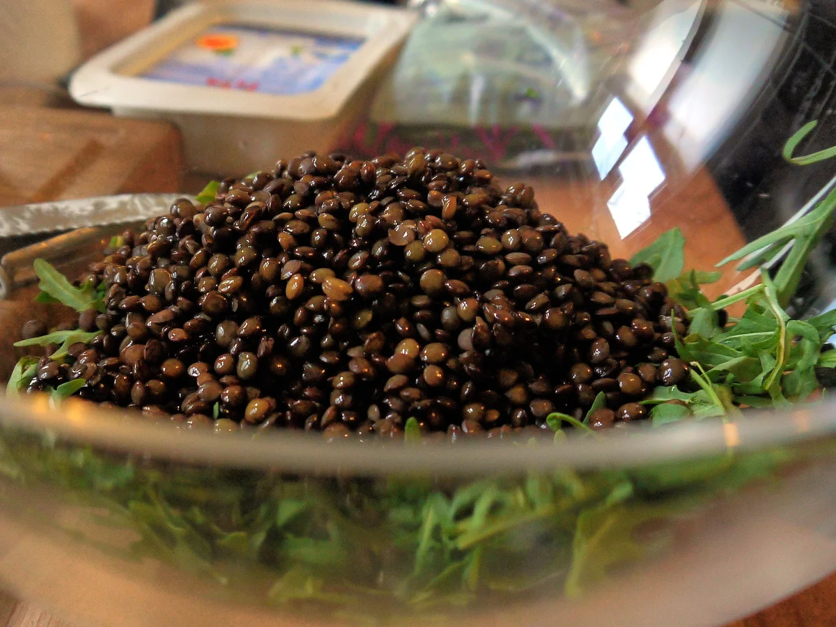 Kunterbunter Linsensalat mit Bärlauch-Joghurt-Dressing - Rezept - Bild Nr. 4