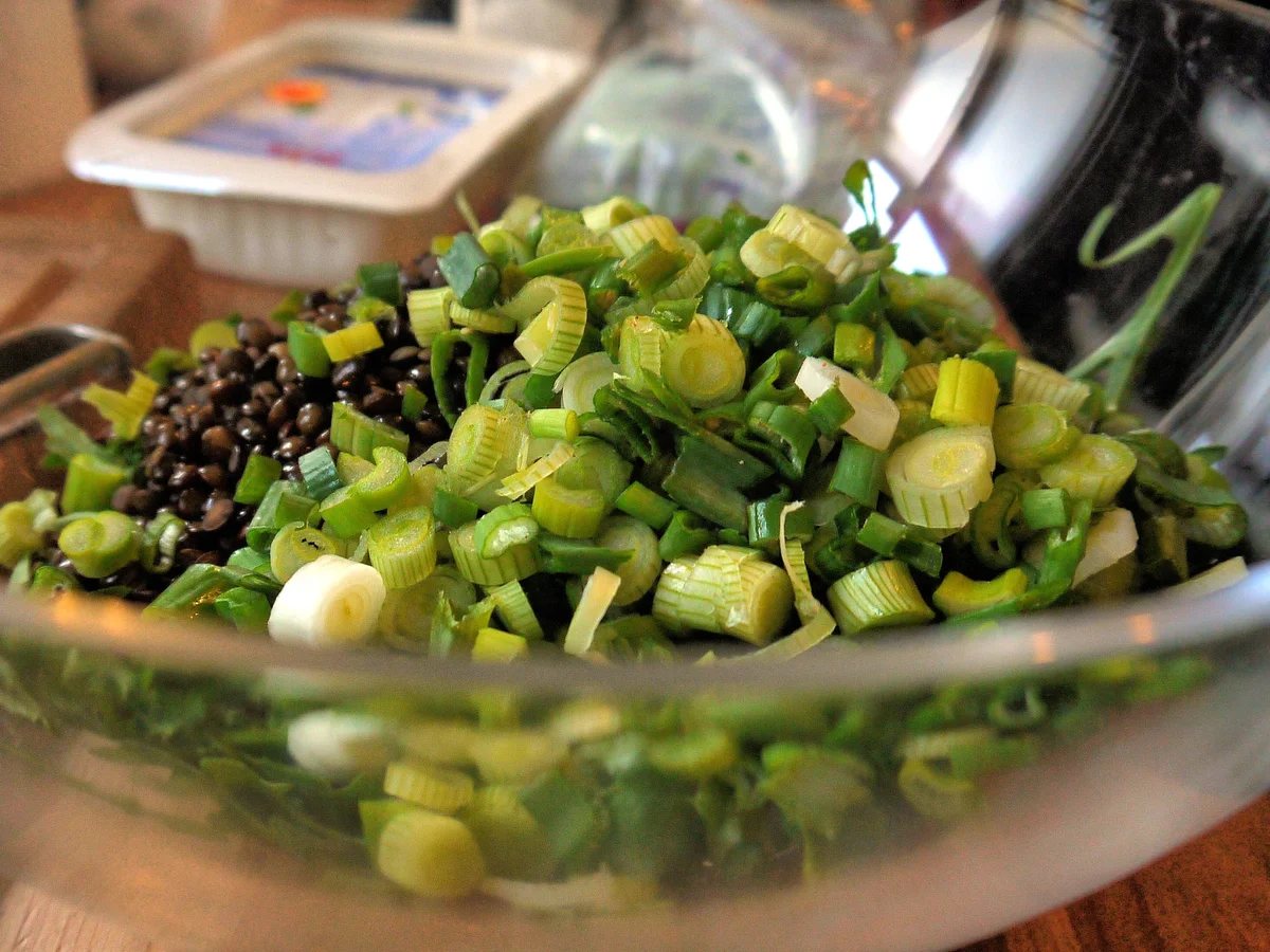 Kunterbunter Linsensalat mit Bärlauch-Joghurt-Dressing - Rezept - Bild Nr. 5