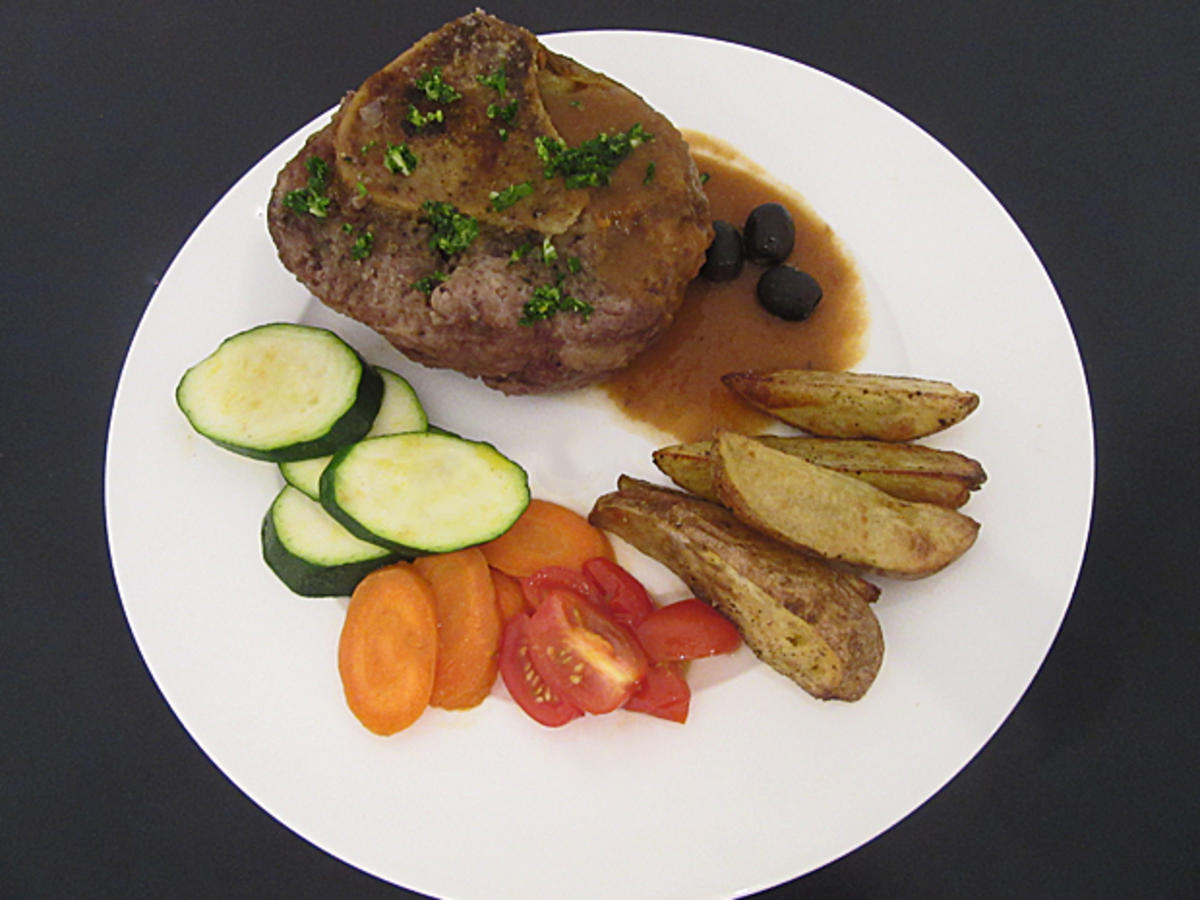 Ossobuco mit Rosmarinkartoffeln und apulischem Gemüse - Rezept - kochbar.de