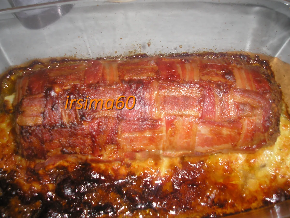 Gefüllte Hackfleischrolle unter Bacon versteckt - Rezept