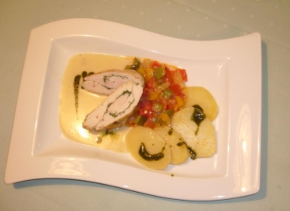 Hähnchenröllchen mit Salbei auf einer Gemüsedecke und Weißweinkartoffeln - Rezept