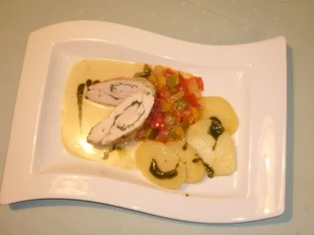 Rezept: Hähnchenröllchen mit Salbei auf einer Gemüsedecke und Weißweinkartoffeln Hähnchenröllchen mit Salbei auf einer Gemüsedecke und Weißweinkartoffeln - Rezept