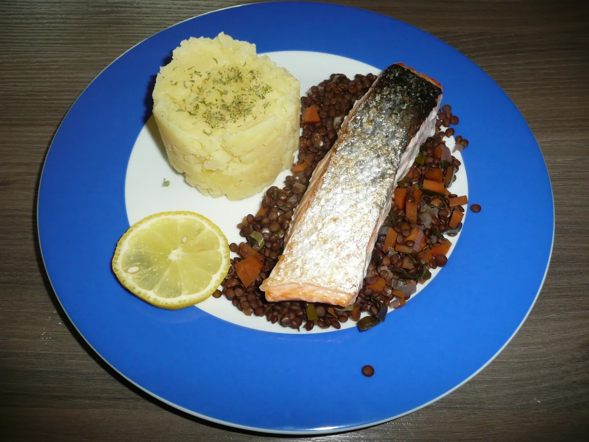 Lachs auf einem Bett von Belugalinsen begleitet mit Kartoffelstampf. Dessert. - Rezept