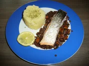 Lachs auf einem Bett von Belugalinsen begleitet mit Kartoffelstampf. Dessert. - Rezept