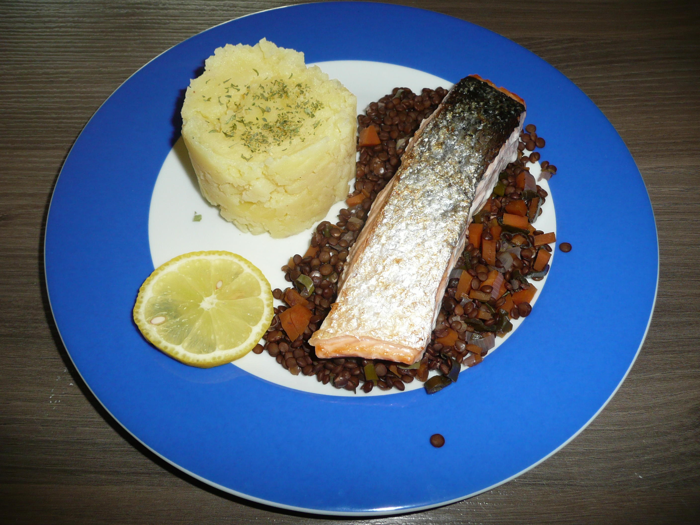 Bilder für Lachs auf einem Bett von Belugalinsen begleitet mit Kartoffelstampf. Dessert. - Rezept