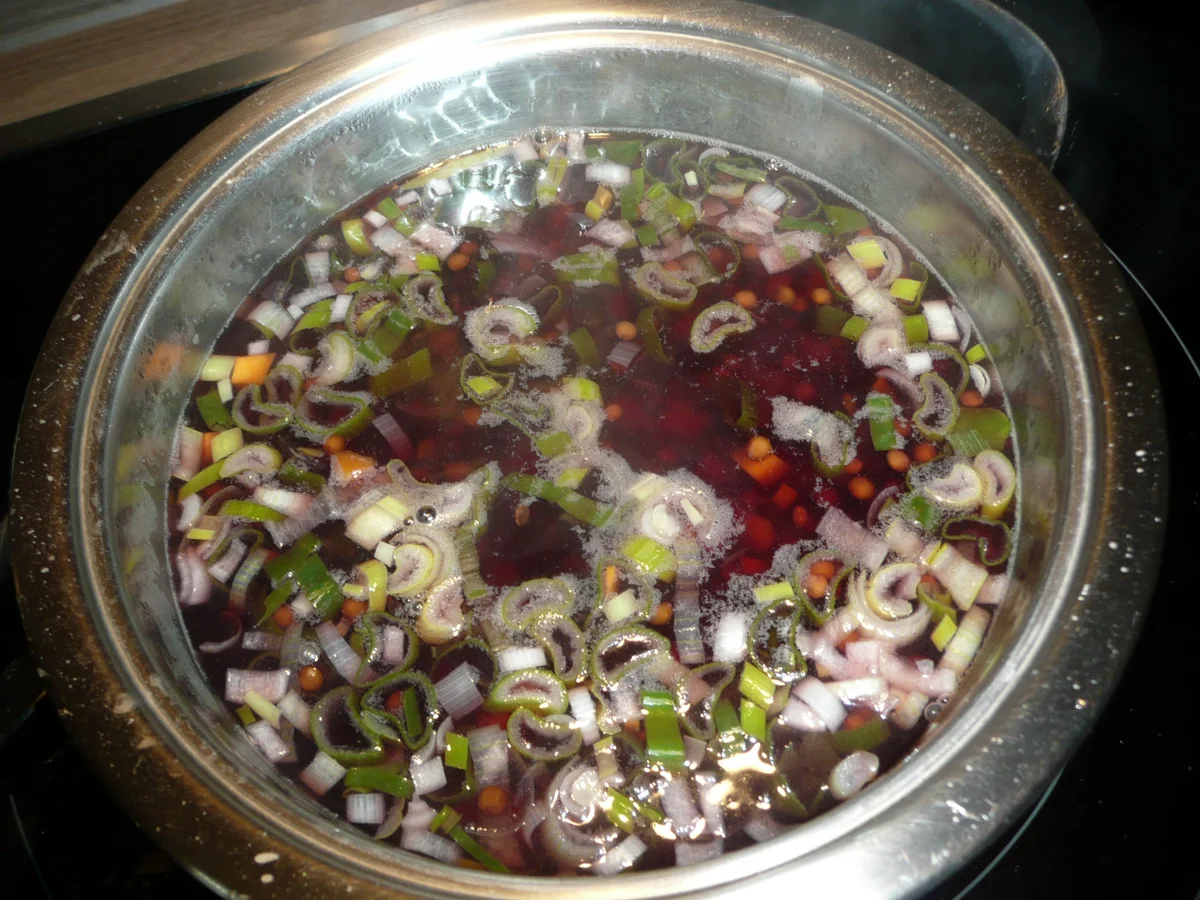 Lachs auf einem Bett von Belugalinsen begleitet mit Kartoffelstampf. Dessert. - Rezept - Bild Nr. 3