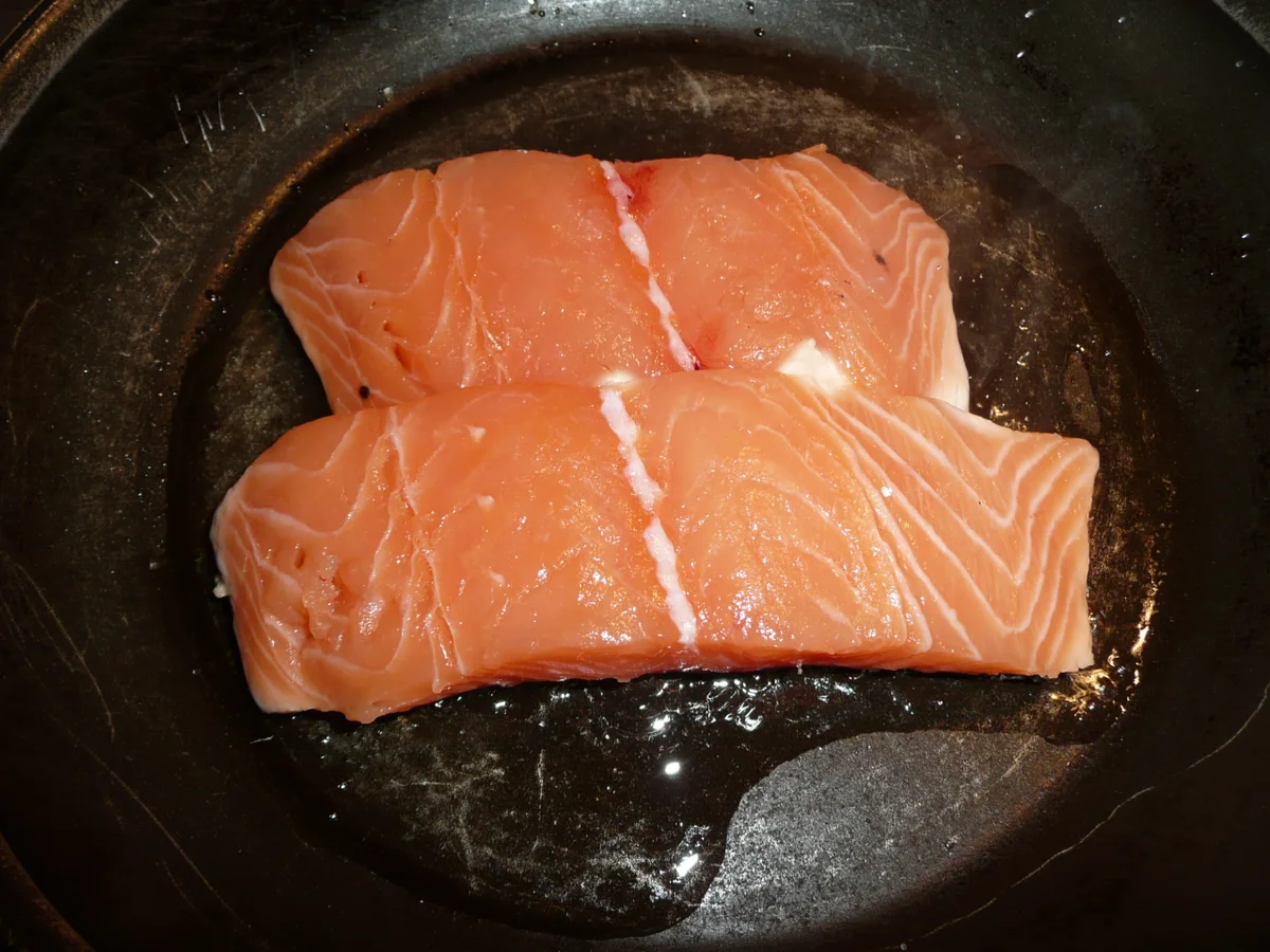 Lachs auf einem Bett von Belugalinsen begleitet mit Kartoffelstampf. Dessert. - Rezept - Bild Nr. 4