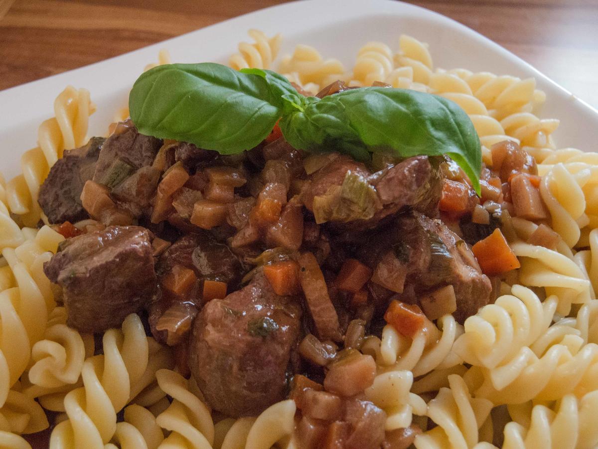 Gulasch mit Spiralnudeln - Rezept mit Bild - kochbar.de