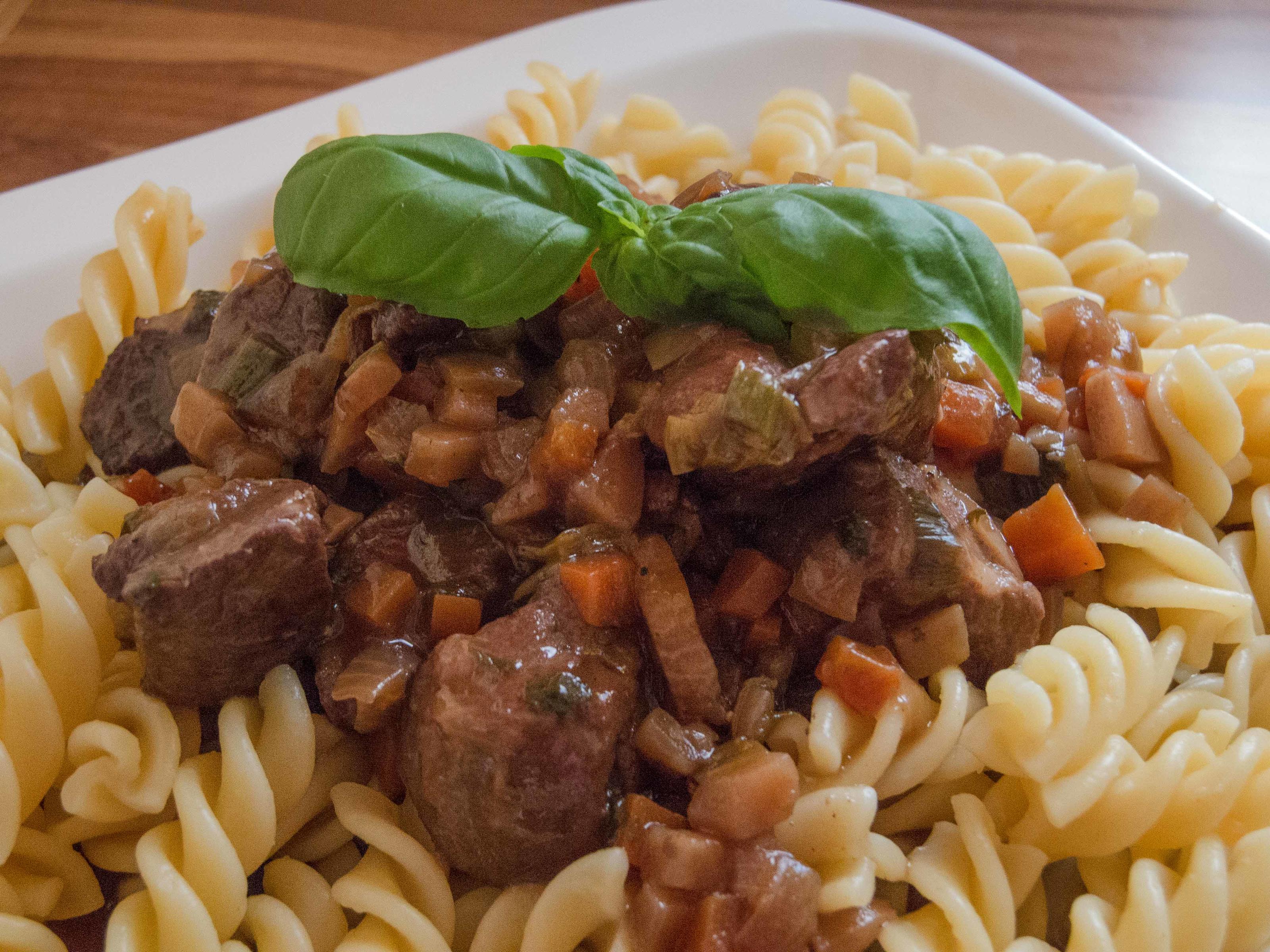 Bilder für Gulasch mit Spiralnudeln - Rezept