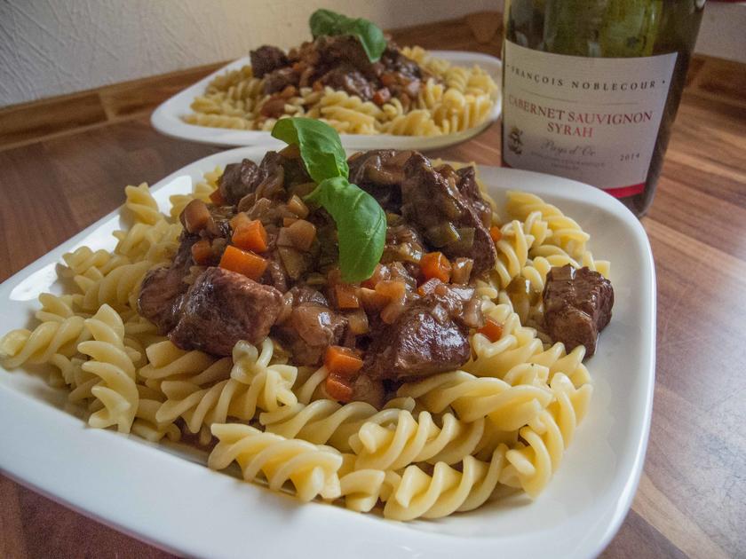 Gulasch mit Spiralnudeln - Rezept mit Bild - kochbar.de