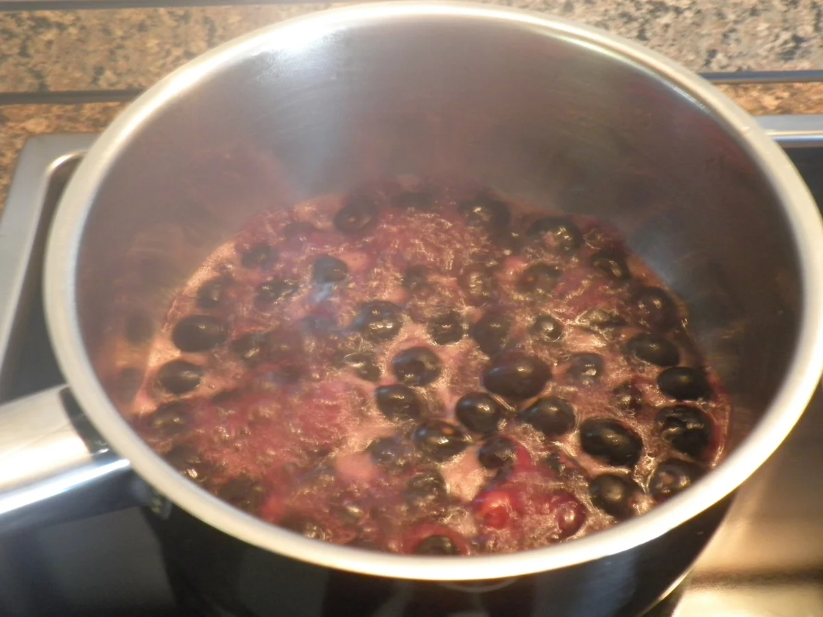 Quark - Sahne - Torte mit Himbeeren und Heidelbeeren - Rezept - Bild Nr. 10