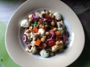 bunter Kichererbsensalat mit Bärlauch und Mozzarella - Rezept