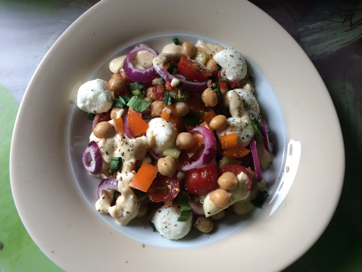 bunter Kichererbsensalat mit Bärlauch und Mozzarella - Rezept - Bild Nr. 2