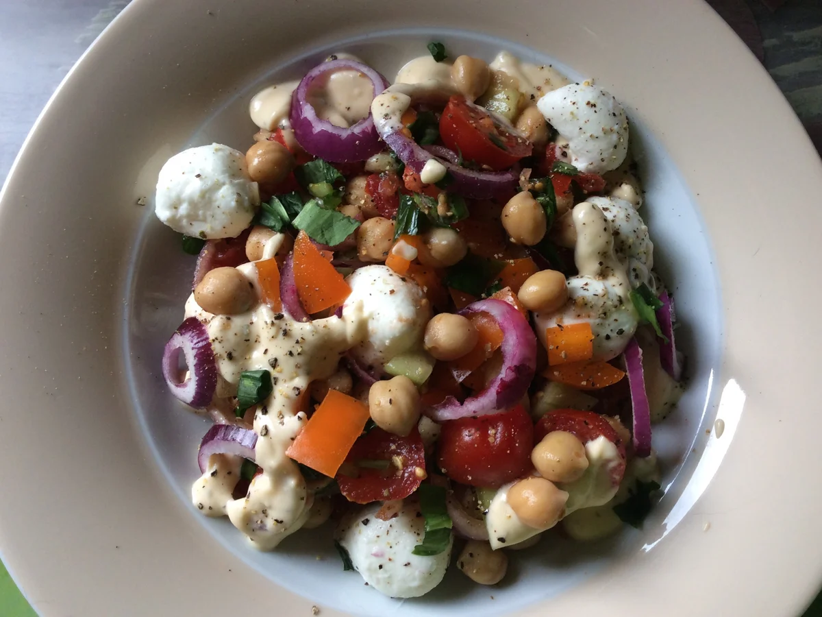 bunter Kichererbsensalat mit Bärlauch und Mozzarella - Rezept - Bild Nr. 3