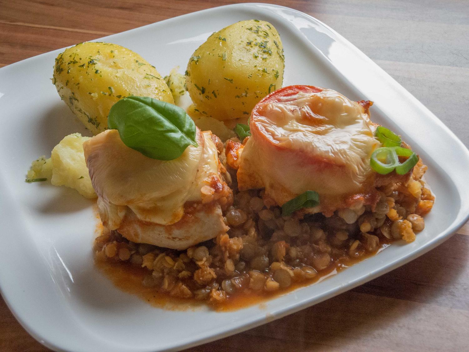 Gratinierte Hähnchenbrust auf Linsengemüse - Rezept - kochbar.de