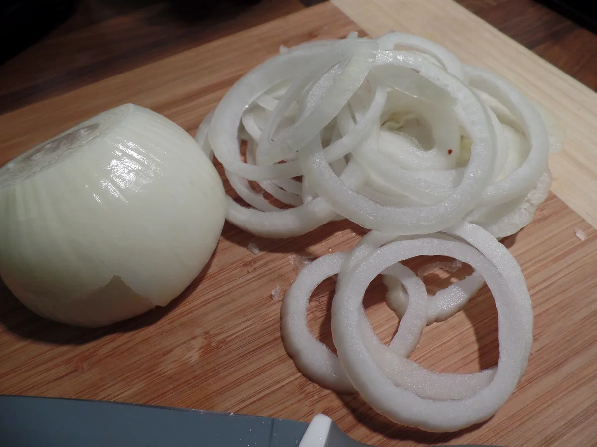 Rezept: Zwiebel-Speck-Kuchen Bild Nr. 3 Zwiebel-Speck-Kuchen - Rezept - Bild Nr. 3