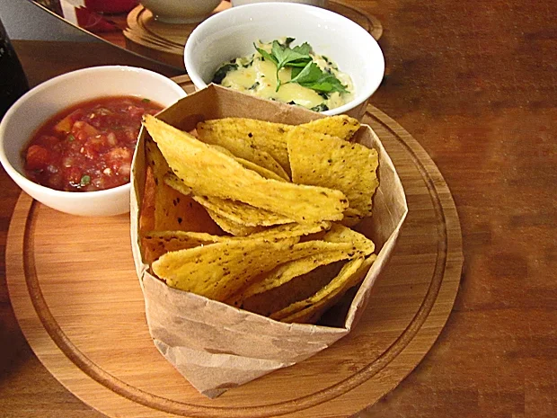 Rezept: Spinat Artischocken Dip und Salsa mit Tortilla Chips Spinat Artischocken Dip und Salsa mit Tortilla Chips - Rezept