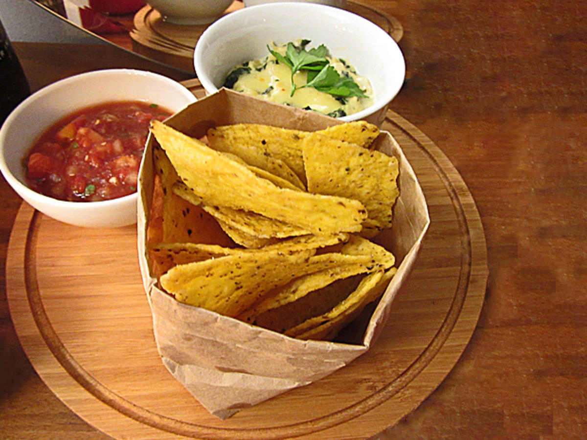 Spinat Artischocken Dip und Salsa mit Tortilla Chips - Rezept - kochbar.de