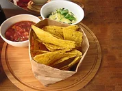 Spinat Artischocken Dip und Salsa mit Tortilla Chips - Rezept