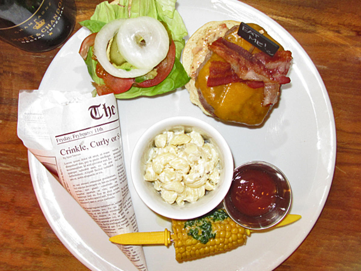 American Burger mit getrüffelten Mac and Cheese, Potato Wedges und Maiskolben - Rezept