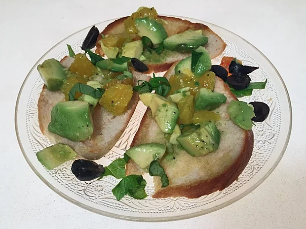 Bunte Capetown Bruschetta mit Avocado, Orange und Oliven - Rezept