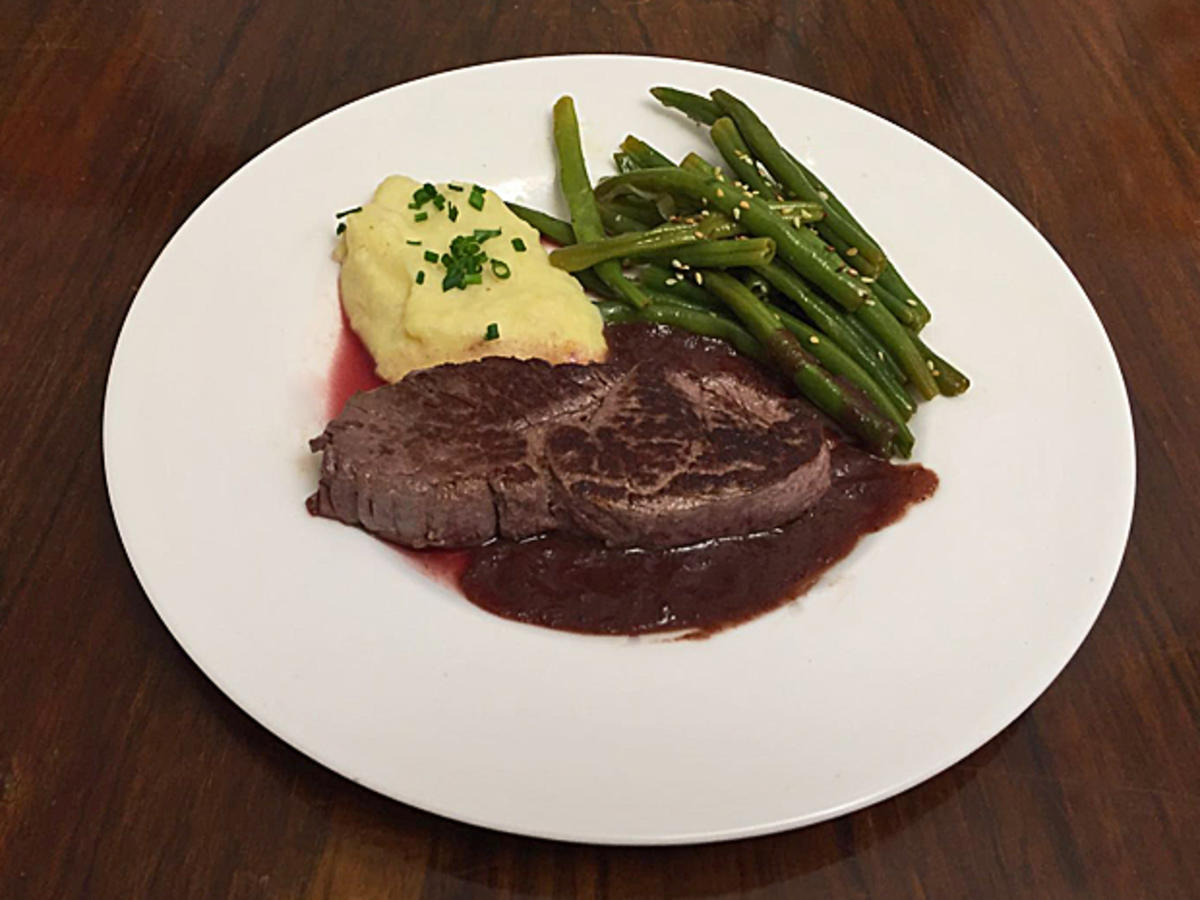 Straußenfillets Oudtshoorn, cremiges Sellerie-Kartoffel-Püree und grüne ...