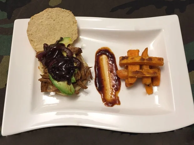 Pulled Pork vom Iberischen Schwein auf Briochebrötchen mit Avocado und Zwiebeln - Rezept