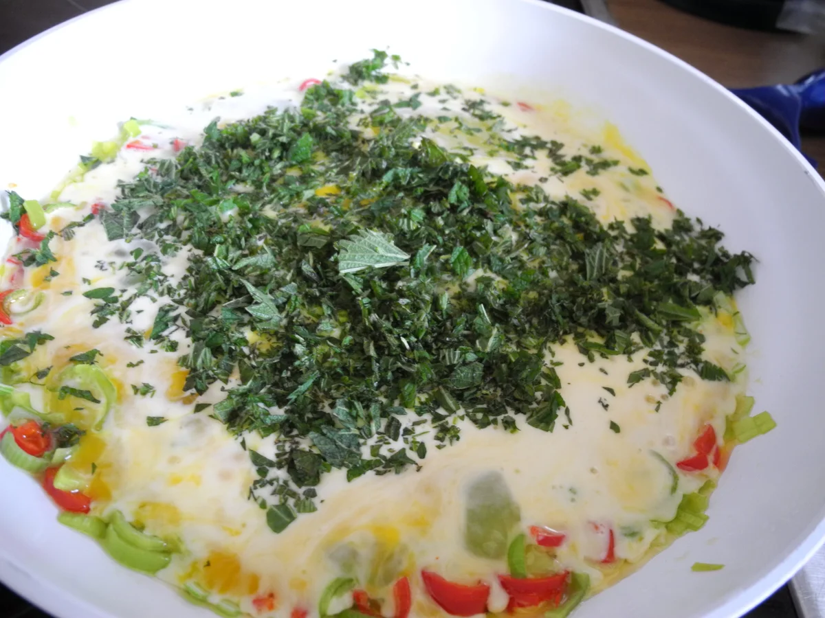 Sahne - Rührei mit Brennnesseln - Rezept - Bild Nr. 5