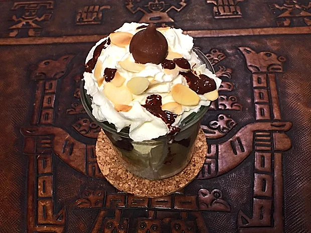 Rezept: Bananensplit mit Vanille- und Bananeneis im Glas Bananensplit mit Vanille- und Bananeneis im Glas - Rezept