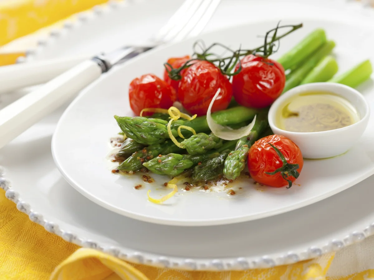 Gebratener Spargel mit Kirschtomaten - Rezept