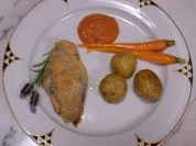 Junges Perlhuhn mit Kapern an Estragon-Möhren und Petites Parisiennes - Rezept